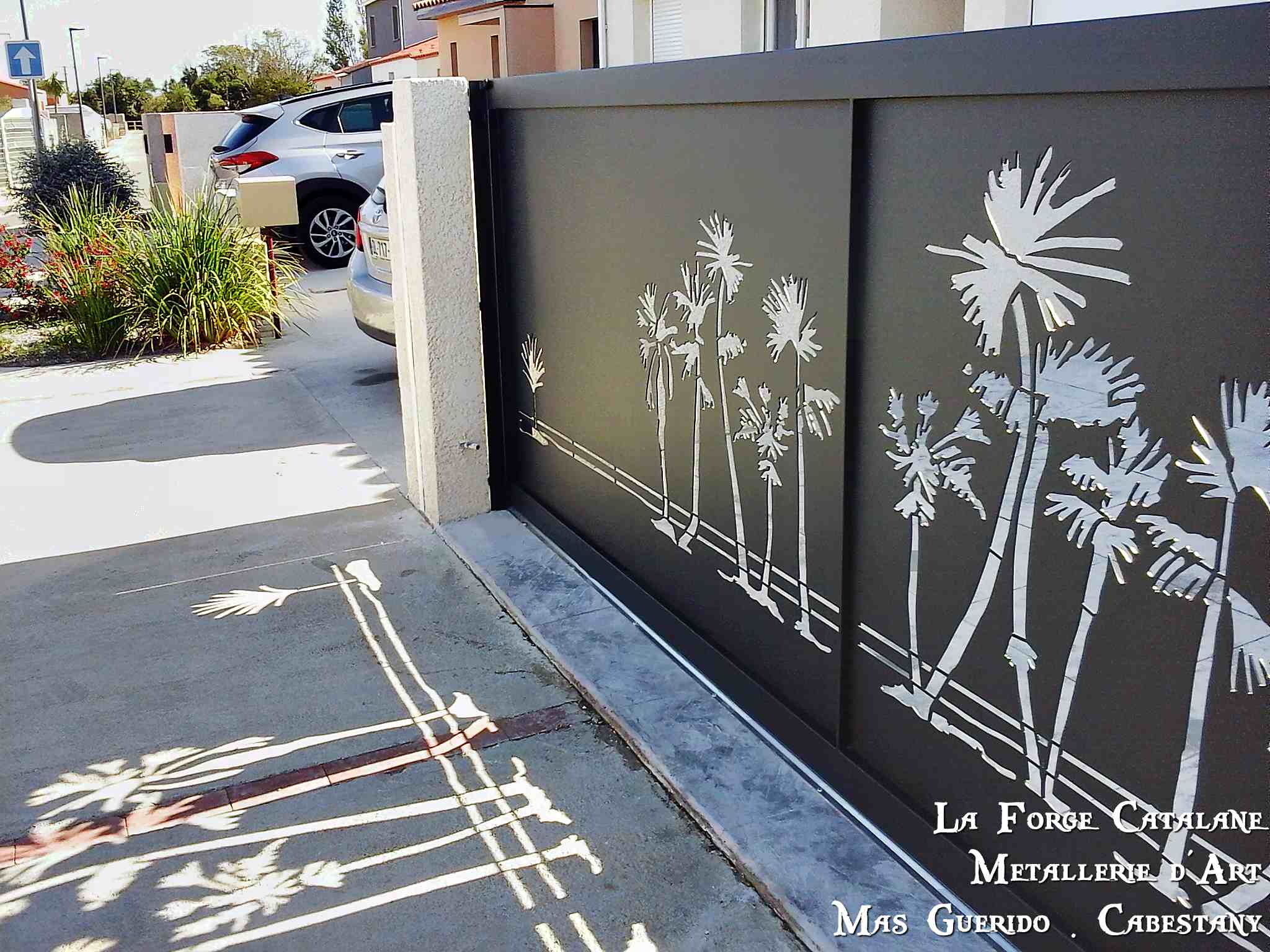 portail coulissant motorise tole decoupe laser motif palmier thermolaquage forge catalane.jpg